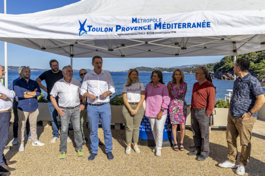 Autour du maire du Pradet et Vice-Président de la Métropole TPM, Hervé Stassinos, les représentants des partenaires de la création de ce tronçon du sentier du littoral : le service TPM - gestionnaire du sentier du littoral, le Conseil Départemental, des r