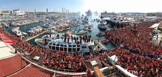 Les joueurs du RCT accueillis par la foule en liesse 