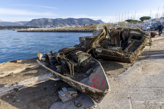 Opération de relevage des épaves dans la rade de Toulon