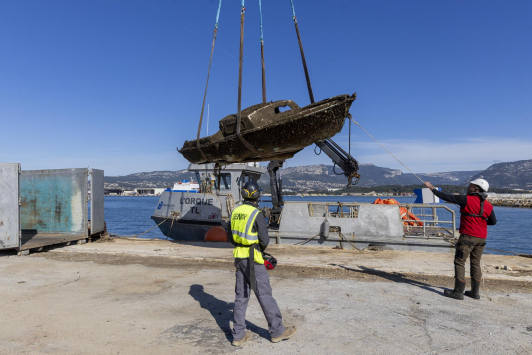 Opération de relevage des épaves dans la rade de Toulon