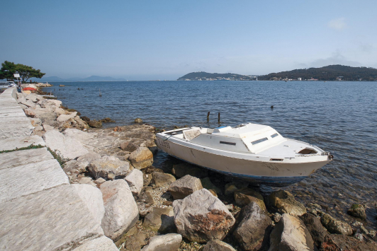 Opération de relevage des épaves dans la rade de Toulon