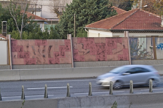 Mur anti-bruit sur l'autoroute