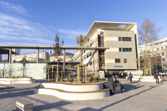 Parvis de la faculté de droit de Toulon