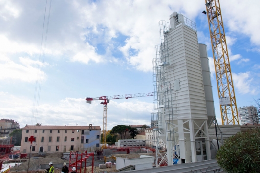 La centrale à béton au nord du chantier