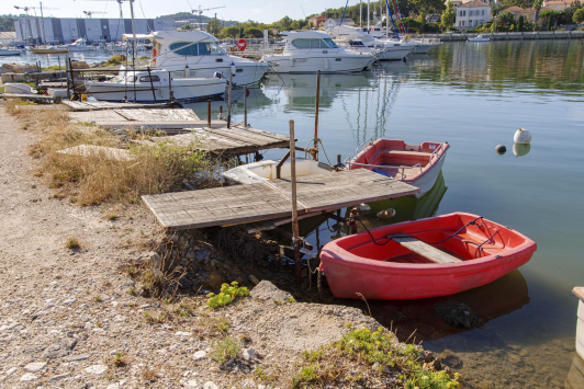 Anciens pontons, devenus vétustes - Port du Lazaret - Petite Mer