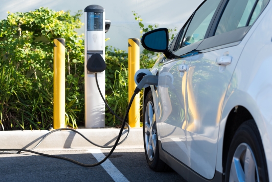 Un véhicule électrique en cours de charge