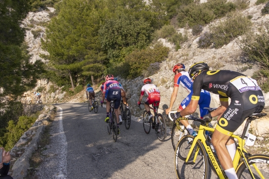 Les coureurs du Tour du Haut-Var dans la montée du Faron