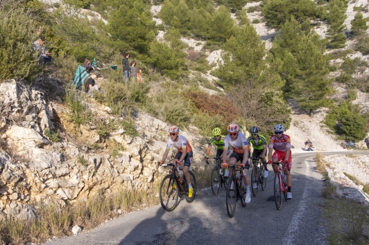 Les coureurs du Tour du Haut-Var dans la montée du Faron