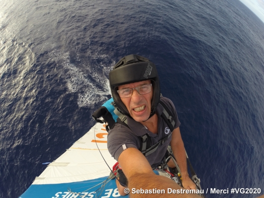 Sébastien Destremau grimpe dans sa voile, le 03.12.2020