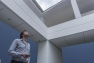 Charles Carmignac, directeur de la Fondation, sous le plafond d'eau qui éclaire les salles d'exposition en sous-sol
