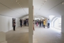 La visite des expositions à l'intérieur se fait pieds nus, après le passage dans la pièce du rituel à l'entrée des lieux